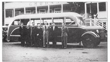 Etter krigen bygde billaget sine eigne bussar. I 1946 sto denne bussen ferdig. Det første chassiset var Volvo type Lv 259 m, med 33 seter. Det vart i perioden 1946-65 bygd 36 bussar og 7 lastebilar. Billaget si karosseriavdeling var opphavet til Vest karosseri A/S skipa i 1965. På biletet ser vi Arnulf Eikenes, Johan Nedreberg, David Gald, Jacob O. Sandbakk, Geir Vinsrygg, Ottar Aaning og Johan Frøysa. Verkstaden var i Stryn.

 