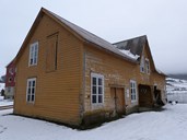 <p>Kaibygningen i Innvik i april 2013.</p>