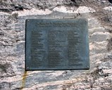 Namneplate med teksten: ”Til minne om de omkomne etter krigsforliset av hurtigruteskipet ”Irma” og lastebåten ”Henry”. Det står 65 namn.