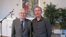 Hausten 2011 tok indremisjonsfolk frå Raudeberg over arbeidet i Måløy bedehus. Per Årdal (tv) takkar av og ønskjer Frode Kvalheim til lukke. 
