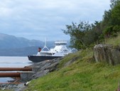 Ferja «Nordfjord» har nett lagt frå kai på veg til Krakhella nord i Krakhelle-sundet.