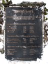 Minneplata med namn på dei 11 som omkom i Tussa-utbygginga 1958-194. (Biletet vart teke 4. april 2012. Det hadde snødd natta før slik at minneplata var dekka av eit 15 cm tjukt snølag.