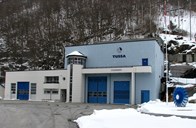 Inngangspartiet til Tussa Kraft sin kraftstasjon på Bjørke, inst i Storfjorden, Ørsta kommune. Minnesteinen står til høgre for turbinhjulet (utafor biletkanten).