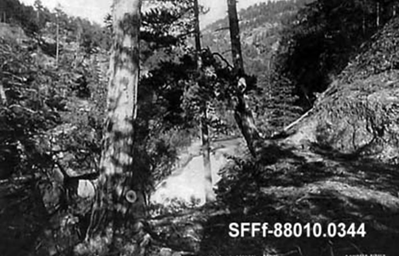 Årøyelva og staden Futaspranget. Etter segna var det her futen omkom då han livskremd prøvde å byksa over på andre sida av elva. Vegen mellom Sogndal og Hafslo på nordsida av elva vart teken i bruk i 1905.