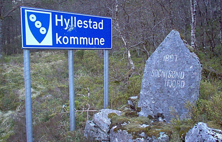 Grensesteinen Hella mellom Sunnfjord og Sogn og kommunane Hyllestad og Fjaler.