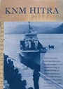 Framsida på brosjyra «KNM Hitra», utgjeven av Venneforeningen «Shetlandsbussens Venner», etablert 1995. Biletet viser då «Hitra» la til kai på Nordfjordeid, måndag 28. mai 1945.