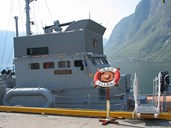 «Hitra» til kai i Høyanger 8. mai 2006, ope skip og velkommen om bord.
