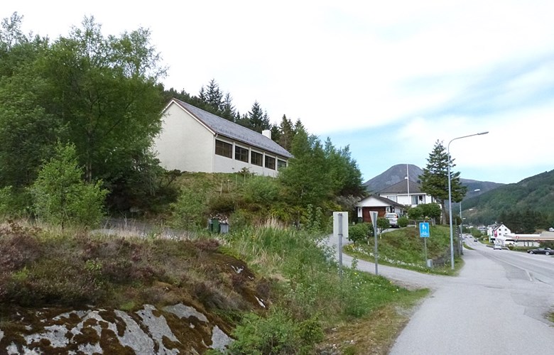 Skavøypoll bedehus 2013. Huset ligg på sørsida av riksveg 15, Måløy - Nordfjordeid, ein snau kilometer innom Måløybrua.