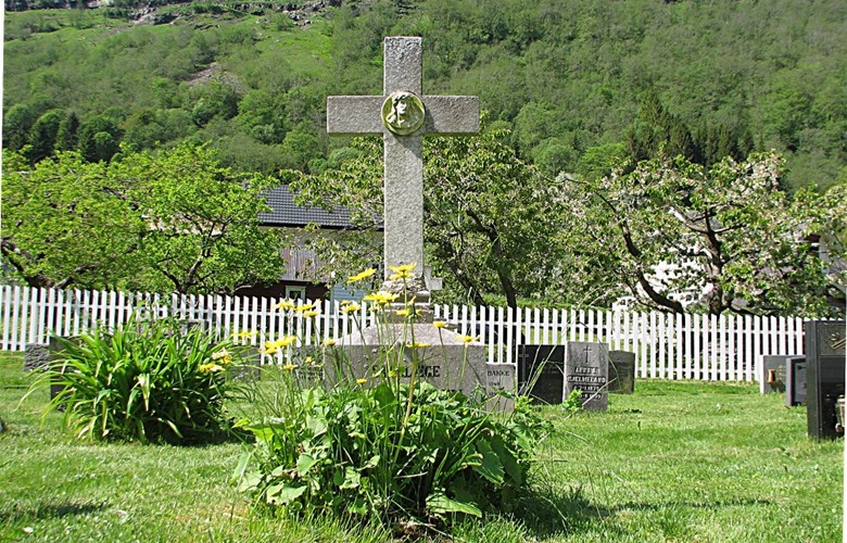 Gravsteinen på grava til sårlege Jens Larsen Drægelid står på kyrkjegarden ved Bakka kyrkje i Nærøyfjorden.