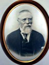 Rasmus D. Halvorsen (1846-1932), fødd på Tippa på Haugen, Eid kommune, busett i Stårheimsvik. Handelsmann, postopnar, dampskipsekspeditør, og formann i Stårheim indremisjonsforeining i over 50 år.