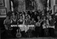 Gitarkurs i Samlingsheimen på Stårheim i 1930-åra. Mannen bak til venstre er Sigmund Kjøsnes.