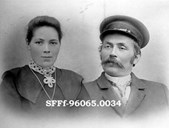 Anna og Kirsten Sunde, Sør Vågsøy kommune. I 1914 var Kristen Sunde ordførar i Sør Vågsøy. Han var skipsekspeditør, fødd 1860 i Jølster, og gift med Anna, fødd 1865 i Breim.