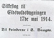 Overskrifta på Anna Sunde sitt stykke i Fjordenes Tidende 11.02.1914: «Silkeflag til Eidsvoldsbygningen 17de mai 1914. Til kvinderne i S. [søndre/sør] Vaagsø.»