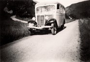 Her ser vi den første bussen i Askvoll. Biletet er teke eingong i løpet av 1948-49. Sjåfør var Toralf Vie. Firda Billag hadde i 1946 ansvaret for rutetrafikken i Dalsfjorden og ytre Sogn, og då vegen kom vart det sett opp dagleg rute mellom Askvoll og Stongfjorden. 