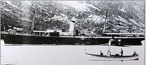 <p>Biletet st&aring;r i boka<em> Passage to the Northern Isles </em>(..) (2010) med f&oslash;lgjande bilettekst: &laquo;The first purpose-built cruise vessel was the &laquo;St. Sunniva&rdquo; (1). She is her in the Norwegian Fjords (Ferry Publications Library)&rdquo;. Legg merke til skipet sin dampdrivne landgangsb&aring;t i framgrunnen.</p>