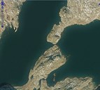 <p>To nes og eit smalt sund g&aring;r som dele mellom Steinbruvatnet (venstre, vest ) og  Larsselvatnet. Begge vatna ligg p&aring; 930 meter over havet.</p>