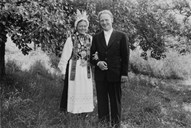 Brudeparet Ingrid Johanna Skarstein (f.1920) og Bjarne Hermundson Geithus busette seg i Vik i Sogn. Ingrid var krunebrud og biletet er teke på garden Geithus, der festen var.