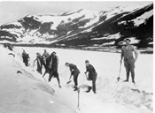 Snømoking på Filefjellet 28. juni 1923. Slik vart alle høgfjellsovergangane på Vestlandet moka opp kvar einaste vår. Det var eit hardt arbeid, men samstundes var det ekstrainntekter for mange ungdommar. 

 