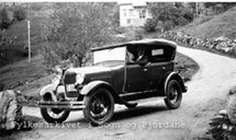 Den første bilen i Hyllestad kommune i 1930-åra. 