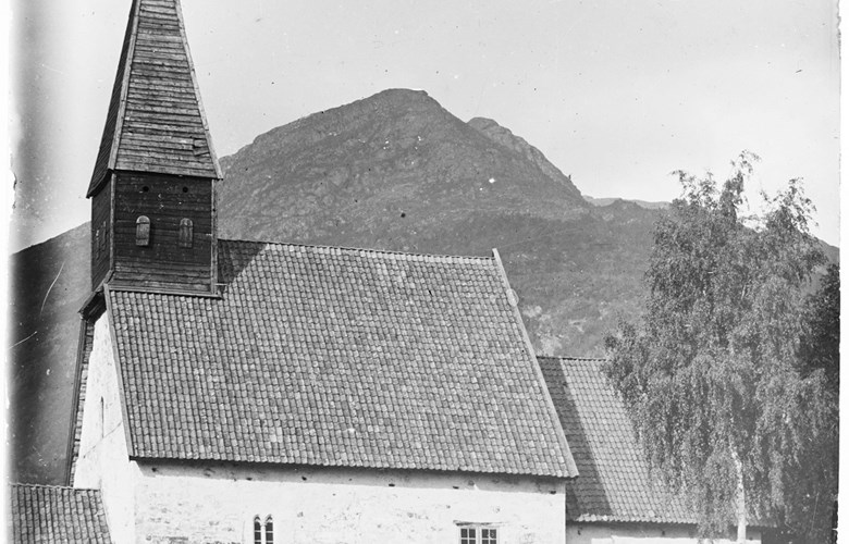 <p>Dale kyrkje i Luster, bygd kring 1240, var 18. mars 1814 vallokale i Luster prestegjeld ved valet p&aring; f&oslash;rste nasjonalforsamlinga i landet. Biletet er teke kring &aring;rhundreskiftet 1800/1900.</p>