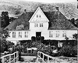 Hovudhuset på Askelund i Balestrand, bustad for amtmann Treschow 1813-1814. Biletet er teke kring 1900. Seinare har det kome til nokre endringar; to små arkar, med skorsteinane og rundt vindauga i mønet på arken.