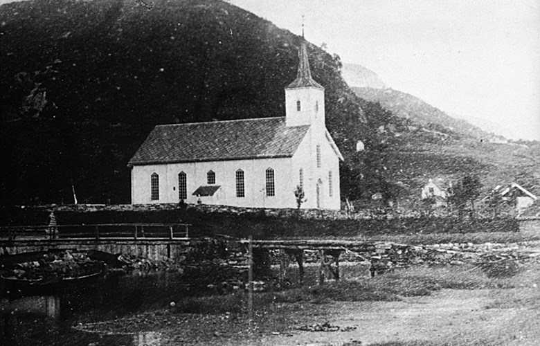Den gamle kyrkja i Dale der valet gjekk føre seg vart riven i 1864. Biletet syner den nye kyrkja som nybygd, om lag 1865.