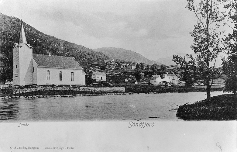 Sande kyrkje i 1905. Sande kyrkje var hovudkyrkja i Indre Holmedal prestegjeld.