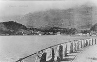 Biletet er frå Saltkjelen i 1905. Saltkjelen ligg på strekninga mellom Osen og Sveen. Ein fjellhammar som gjekk rett i sjøen var tidlegare ei hindring for vegsamband mellom dei to stadene. Vegen stod ferdig i 1884. Her ser vi over til Eidevik.

 
