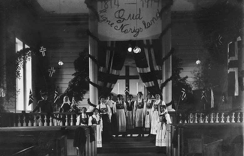 100 års markeringa for grunnlova vart feira over det ganske land i 1914. Her er eit bilete frå ein festpynta Hornindal kyrkje. Kvinnene har teke på sine vakre festklede.