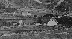 Huset på Vange der det blei halde to amtsval i 1814, først 30. mars på tre utsendingar til riksforsamlinga på Eidsvoll, og 23. september på fire representantar til omframt storting 7. oktober. Huset blei bygt kring 1715 av major Coucheron. Huset hadde namnet Lychehuset etter kaptein Lyche som var i Vik frå 1845 til 1884.