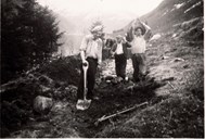 Vegarbeid i Sværefjorden i 1949. Dei tre karane er Lars Dale, Erling Farnes og Ragnar Dale. 