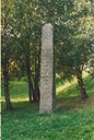 1814-steinen i Solvorn, på uteområdet ved skulen i bygda. Det er ein av dei største minnesteinane i fylket, nærare fem meter høg. Sidene ned er 70 x 45 cm og smalnar noko mot toppen.