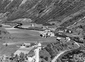 Oversiktsbilete over Ommedal i 1960-70. I 1930 fekk dei ny bru over elva Oma. 

 