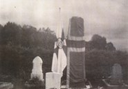 Frå avdukinga i juni 1947. Steinen er sveipt i det norske flagget og IOGT-banneret står ved sida.
