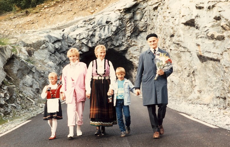 Vegopning i strålande sommarver 23. august 1985. Den siste strekninga av sørsidevegen i Høyanger mellom Søreide og Vamråk, var endeleg på plass. Vegsjef Rasmus Værn er her saman med Brynhild Vamråk, som i mange år stod på for å få  midlar til den siste vegbiten. Mellom Søreide og Vamråk er det 3,4 km og 1378 m er tunnel.

 