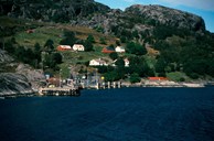 Dei første åra etter at vegen stod ferdig til Hardbakke, var det berre ein vanleg kai på Krakhella. Bilane vart heiste frå båt til kai eller køyrde i land eller om bord på plankar.  Først i 1972 kom ferjekaien. I 1975 kom trekantsambandet Rutledal-Krakhella-Rysjedalsvika. 