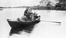 Ein vanleg færing brukt som skyssbåt i 1925. Båten er på veg til damskipstoppestaden Rognsvåg. Knut Kalgraff sit med årane.
