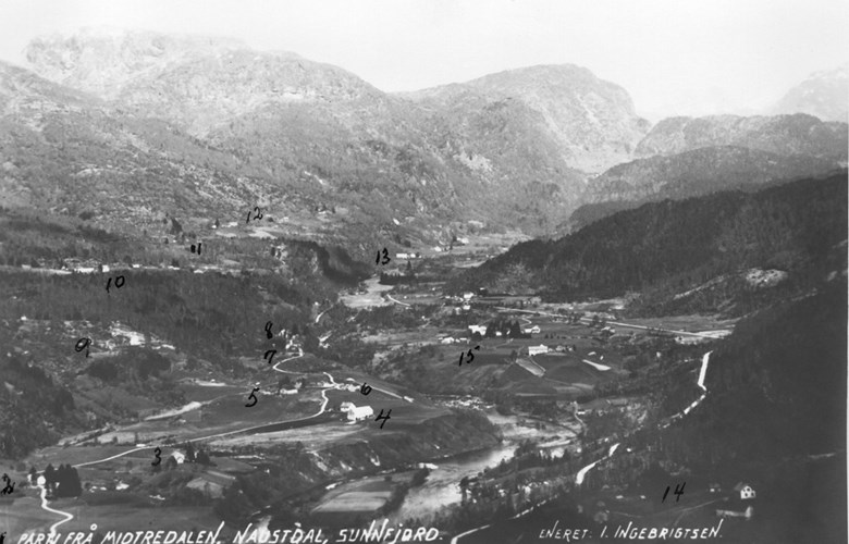 Oversikt over Midtredalen i Naustdalen i 1930-åra. 