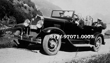 Ein av dei første bilane i Askvoll, ein Buick, på veg opp frå ferjekaia på Eikenes før krigen. Oskar Ask er sjåfør og eigar av bilen.  