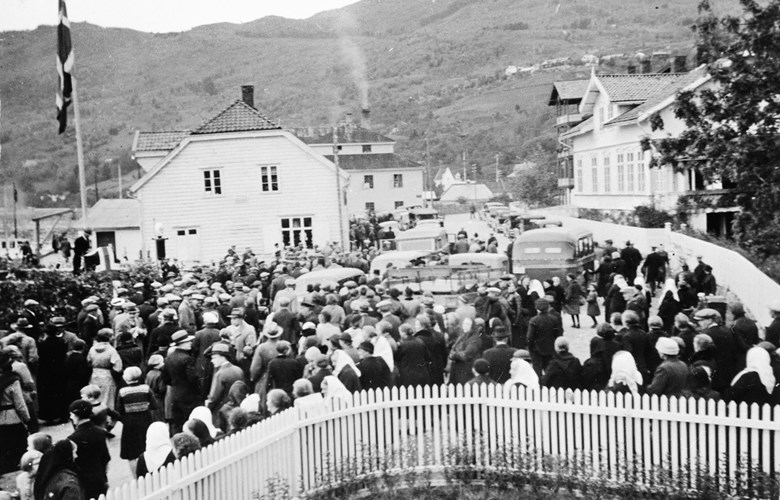 Den offisielle opninga av vegsambandet Leikanger-Sogndal på Hermansverk, 13. oktober 1937. Dei tre næraste husa er vekke i dag. Ordførar Olav Tveit heldt opningstalen. 