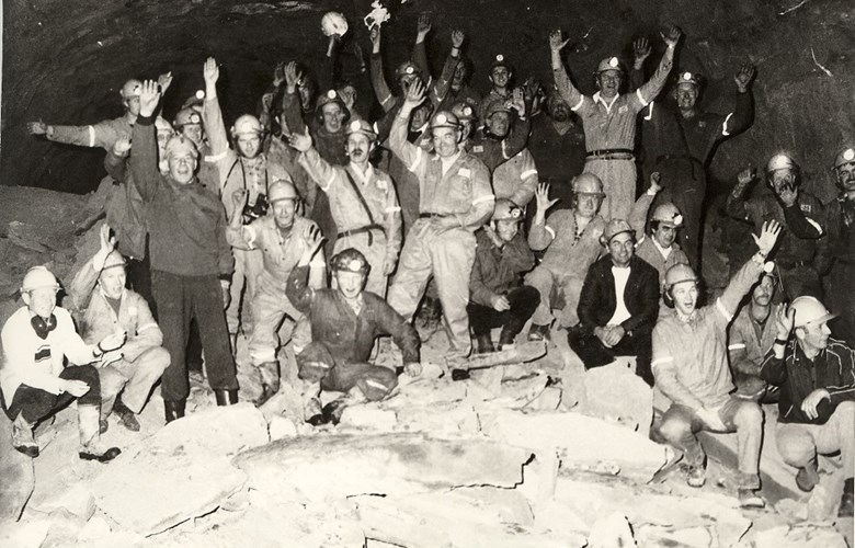 Den 20. mars 1977 gjekk første salva i Høyangertunnelen. Snaue fire år seinare var det gjennomslag. Den 2. oktober 1980 kunne arbeidsstokken frå begge sidene samla seg på på 'røysa' til  feiring og fotografering.

 