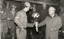 Ordførar i Balestrand, Tor Tjugum, gir blomar til tunnelarbeidar Anders T. Mundal.

 
