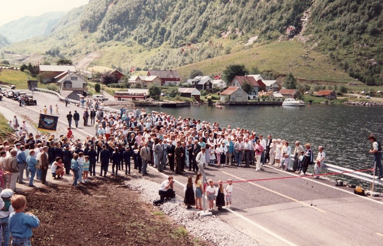 Frå opninga av vegen  Instefjord-Oppedal i Oppedal 22. juni 1990. 

 