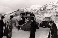 Snøbrøyting over Ramsdalsheia i 1950-åra. Vinters tid er nok innsparinga på å køyra ein tørr og flat veg gjennom tunnel, langt meir enn 15 min.

 
