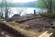 I anleggsperioden undersøkte Arkeologisk Institutt ved Universitetet i Bergen to buplassar frå steinalderen. Biletet er frå utgravingsarbeidet i Grovavika.

