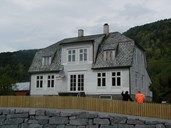 14 bustadhus ved Storebru-Knapstad og Kvalvik-Grov fekk støydemping. Tiltaka gjekk ut på alt frå å skifta ventilar til å skifta vindaugo og etterisolera vegger.

 

