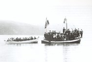 Folket på Blaksæter søkte tidlegare til kyrkja i Innvik. Her er folk på kyrkjeferd ombord på ei skøyte med ein typisk kyrkjebåt på slep.