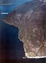 Den bratte austsida av Fjærlandsfjorden eigna seg dårleg for vegbygging. I 1974 vedtok Stortinget riksvegferjesamband mellom Hella/Balestrand og Fjærland. Sambandet vart nedlagt i 1994, då det kom veg mellom Sogndal og Fjærland