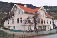 <p>Sogn barneheim i Strandavegen. Leikanger. Bygningen stod ferdig i 1891 og var i bruk som barneheim til 1974.</p>
