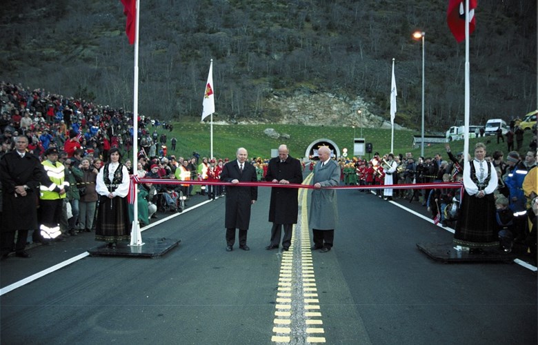 Rundt 4000 møtte fram 27. november 2000 for å feira den kongelege opninga av verdas lengste vegtunnel. Aldri har så mange vore til stades på ei vegopning i Sogn og Fjordane. Lærdalstunnelen var kong Harald si første vegopning i fylket. Berre fire gonger tidlegare har det vore kongeleg vegopning. Den siste var i 1982 då kong Olav opna Høyangertunnelen. Kong Haakon opna Singervegen mellom Olden og Innvik i 1936, kong Olav opna Måløybrua i 1973 og heilårsvegen over Strynefjellet i 1978. Ved snora ved Håbakken: Vegdirektør Olav Søfteland, HM Kong Harald og vegsjef Lars Lefdal. Bunadkledde snorvaktarar: Inger Kvam og Anne Grete Elvagjeng, begge tilsette ved vegkontoret.
